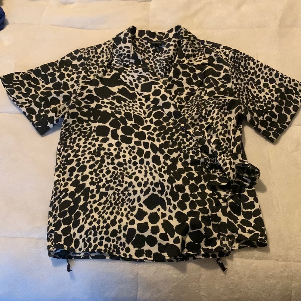 Black and white abstract tie top